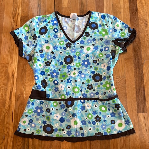 Size medium scrub top ties in back - Picture 1 of 4
